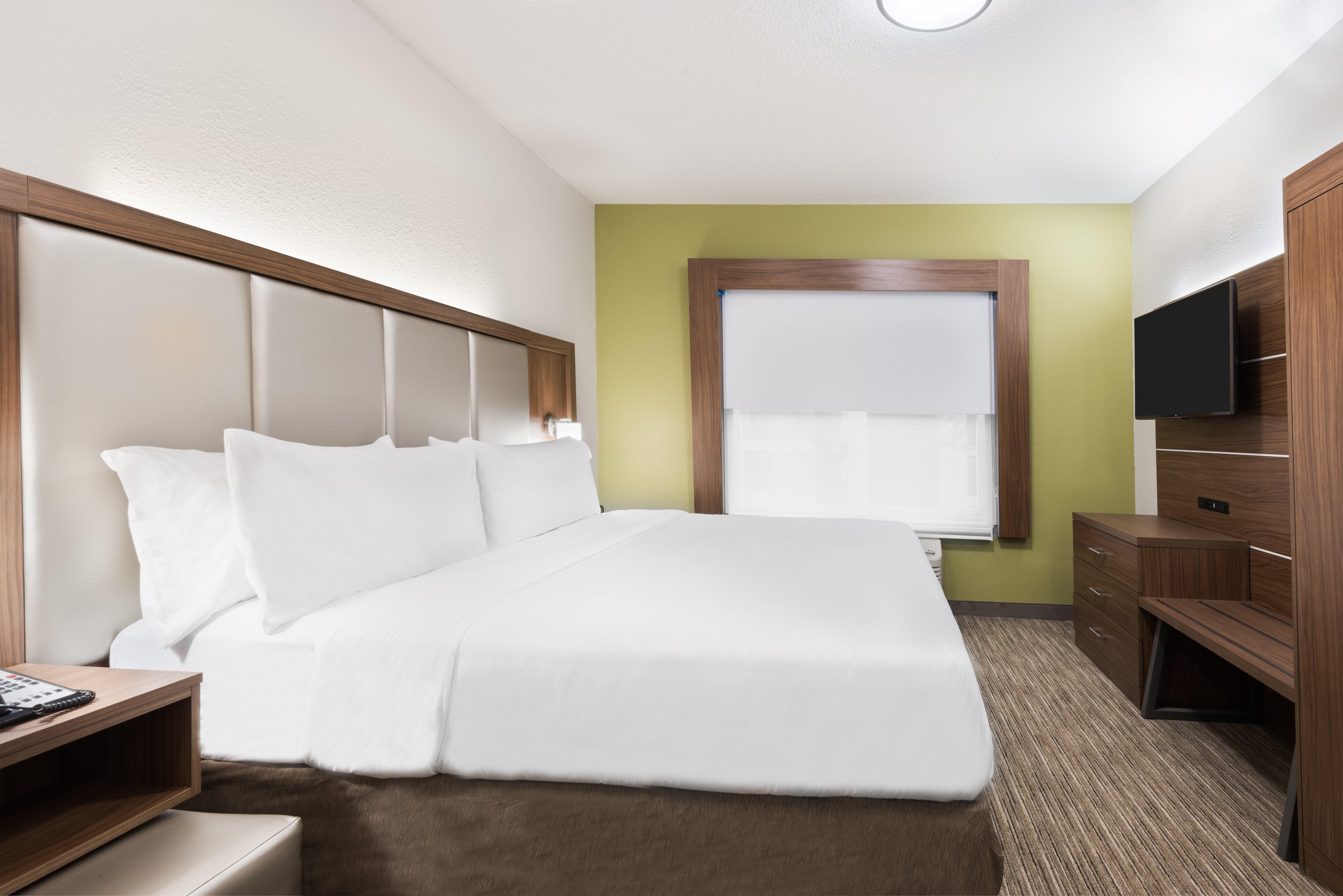 Express & - Airport East By Ihg Hotel