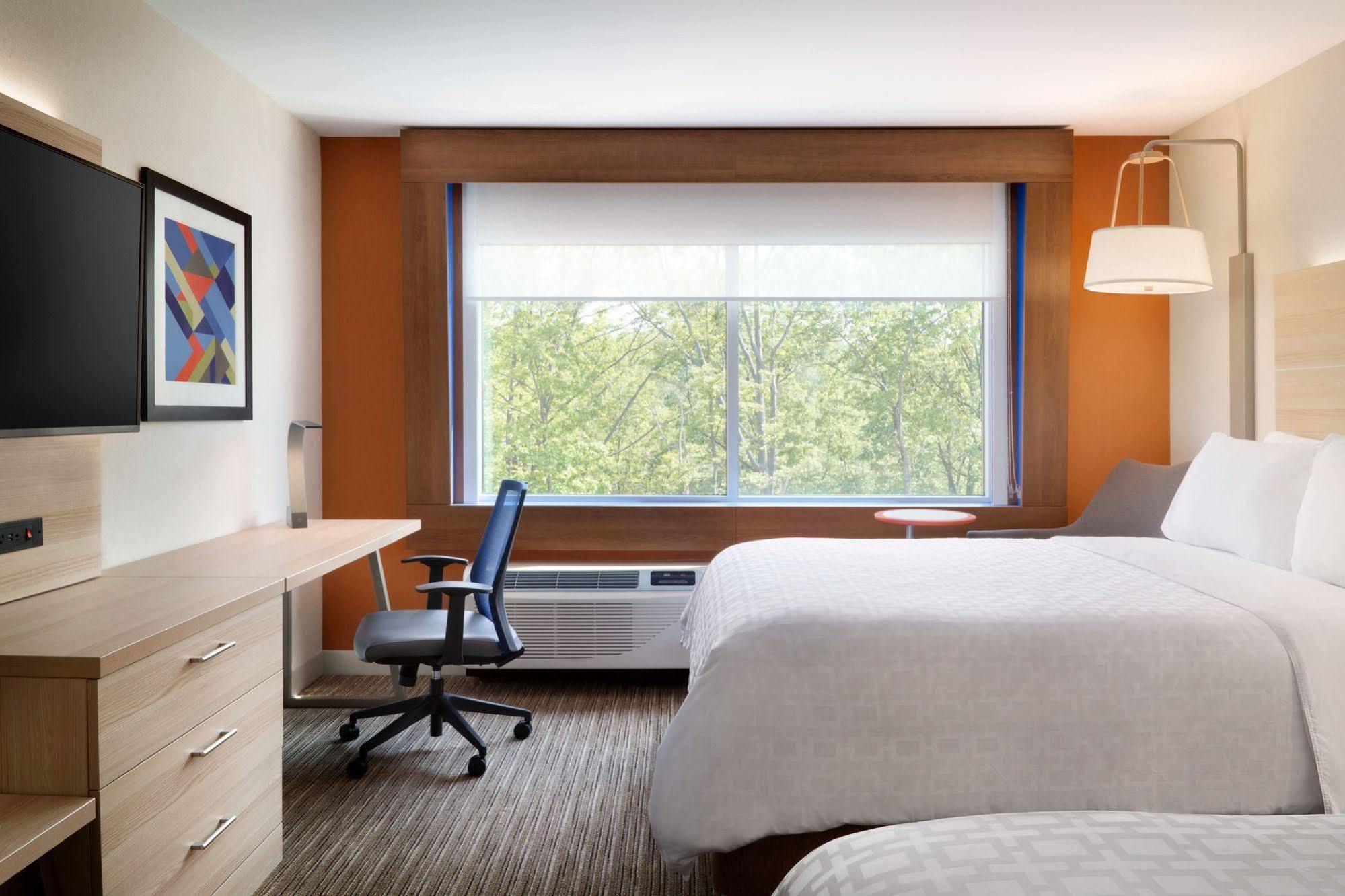 Holiday Express & - Airport East By Ihg Hotel